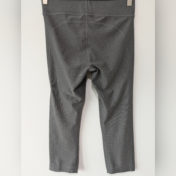 Womens Medium M Under Armour HeatGear Cropped Capri Pants Gym Yoga Gray - Picture 2 of 7